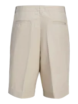 Short color beige de tiro medio con cierre de cremallera, bolsillos delanteros y traseros.