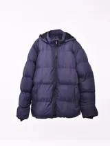 Campera puffer azul marino con capucha y cierre frontal con cremallera.