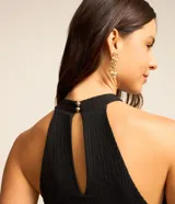 Vestido corto negro con escote halter y volados superpuestos en la falda.