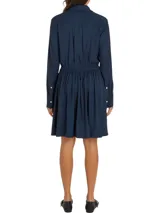 Vestido corto camisero azul marino de Tommy Hilfiger, con cuello italiano, mangas largas con puños abotonados, cinturón anudable en la cintura y logo metálico en el bajo.