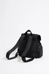 Mochila mediana de nylon color negro con cierre magnético, cordón ajustable y asas de tejido.