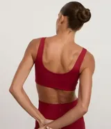 Top deportivo blanco de escote redondo y breteles medianos, sin copa ni estampa.