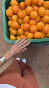 Brazalete ancho de bronce macizo con textura irregular.