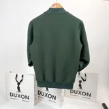 Campera bomber verde de algodón tipo waffle con cierre frontal y logo bordado en el pecho.