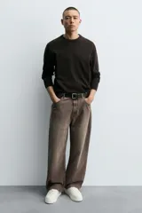 Zapatillas deportivas de estilo retro, color beige y marrón, con cordones y suela gruesa.