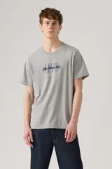 Remera gris de corte clásico con logo de Levi's en azul marino.