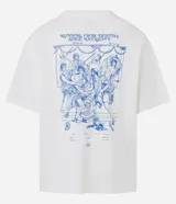 Remera de algodón blanca, corte oversized, con cuello redondo y manga corta. Presenta un pequeño estampado de texto en color azul claro en el pecho.