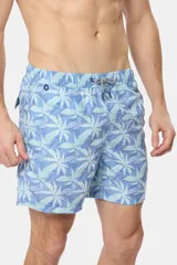 Short de baño celeste con estampado de hojas blancas, cintura elástica con cordón ajustable, dos bolsillos laterales y suspensor de malla fina.