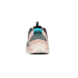 Zapatillas de trekking Columbia Flow Fremont, color gris con detalles en rosa y naranja.