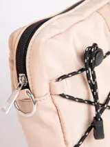 Cartera tipo bandolera de nylon color gris, con correa desmontable y regulable, y monedero a tono.