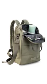 Mochila matera confeccionada en tela impermeable color beige, diseñada con dos compartimientos independientes para el kit de mate y objetos personales. Cuenta con bolsillos internos, asas de mochila acolchadas, asa de mano superior y una correa ajustable extraíble para llevar al hombro.