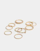 Set de anillos dorados con diferentes texturas y formas.