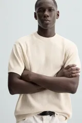 Camiseta negra de corte recto y manga corta, tejida en punto perlado de algodón.