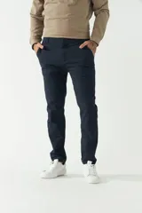 Pantalón chino color beige, corte slim, con bolsillos laterales y traseros.