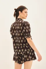 Camisa corta de voile de algodón color marrón con estampado floral, corte regular y mangas cortas abullonadas.