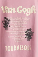 Remera rosa de corte amplio con estampado de girasoles y el texto "Van Gogh".