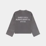 Sweater tejido de punto grueso color gris con cuello redondo y mangas anchas. Estampado en la espalda con la frase "EMESTUDIOS ALWAYS GRATEFUL N° 5135".