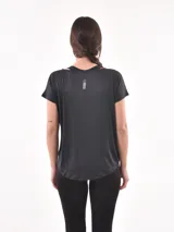 Remera color salmón de corte clásico con cuello redondo y mangas cortas.