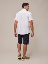 Camisa de manga corta para hombre, confeccionada en algodón con diseño a rayas verticales finas.