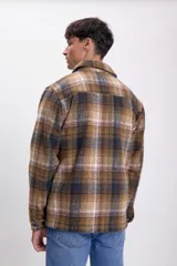 Sobrecamisa a cuadros color tostado con cierre frontal y cuello camisero.