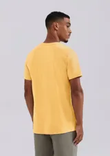 Camiseta básica de manga corta, cuello redondo y calce regular, color rojo jaspeado.