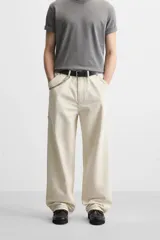 Pantalón de jean color crudo, corte relaxed fit, con bolsillos frontales y traseros tipo parche. Tiene tira multifunción y bolsillo tipo parche en las piernas.