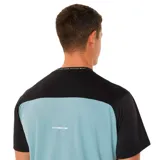 Remera Asics de hombre, de mangas cortas y cuello redondo. Diseño de dos tonos de negro, con logo de la marca en el pecho.