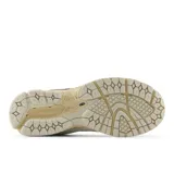 Championes New Balance modelo 2002R, color crema con detalles en gris y beige.