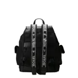 Mochila Tiffosi Pro color negro, con solapa superior de cuero sintético, cierre de cordón ajustable y broches de hebilla. Cuenta con dos bolsillos laterales con solapa y base reforzada.