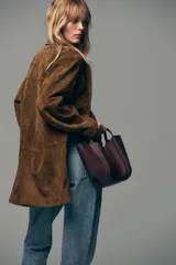 Bolso mini city color marrón con asa de mano y asa bandolera extraíble. Incluye bolsa interior extraíble con cierre mediante cremallera.