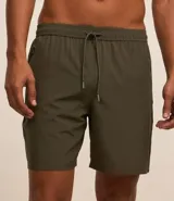 Bermuda deportiva negra sin estampado, con cintura elástica ajustable con cordón, y bolsillo lateral con cierre de cremallera contrastante.