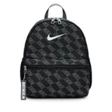 Mochila pequeña Nike color negro con estampado repetitivo del logo Nike y la palabra "NIKE" en gris. Presenta un compartimento principal con cierre doble, un bolsillo frontal con cierre y un tirador de cremallera con etiqueta colgante que dice "JUST DO IT.".