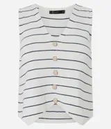 Chaleco sin mangas de punto, color blanco con rayas horizontales finas en negro. Presenta escote en V y cierre frontal con botones marrones.