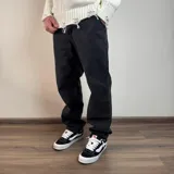 Pantalón jean negro de corte holgado.