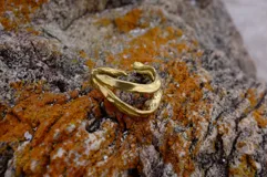 Anillo abierto de bronce con diseño de doble banda.