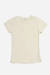 Remera de algodón color crema, de corte clásico y cuello redondo.