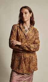 Camisa estampada holgada de corte clásico con cuello solapa y botones, en tonos marrones y detalles coloridos.