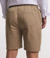 Bermuda masculina color beige de sarga, con cintura elástica ajustable con cordón y bolsillo trasero.