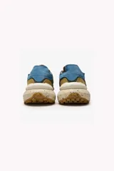 Championes Satorisan modelo Chacrona Metta, color marrón con detalles en amarillo y verde.