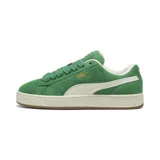 Championes Puma Suede XL color verde con detalles en blanco y suela color caramelo.