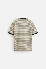 Camiseta de manga corta con cuello redondo y corte regular. Diseño a rayas horizontales en color crema y marrón, con ribete marrón en cuello y mangas.