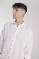 Camisa blanca de corte slim fit con cuello clásico, manga larga y estampado de puntos.