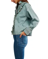 Camisa amplia de chambray celeste con botones al frente y detalles de volados. Tiene cuello clásico, pliegues y hombros caídos.