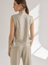 Musculosa negra con cuello en V y costuras a contratono en color beige.