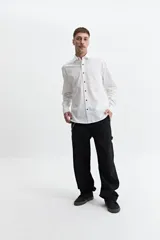 Camisa de algodón color azul oscuro, con cuello clásico y corte semi slim.