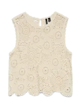 Top sin mangas color blanco roto, tejido a crochet con motivos circulares y borde festoneado.