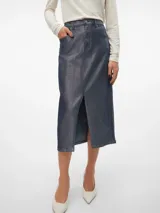 Falda midi de denim azul con revestimiento plateado, tiro alto, bolsillos delanteros y abertura frontal.