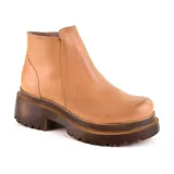 Bota corta de cuero negro, con plataforma y taco cuadrado.