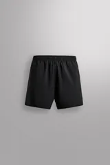 Shorts de entrenamiento negros confeccionados en tejido técnico ligero y elástico, con cintura elástica ajustable con cordón interior, bolsillos frontales, bolsillo trasero con cierre de cremallera, bajo con acabado termofijado y aberturas laterales.