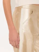 Pantalón dorado de corte recto con bolsillos delanteros y traseros.
